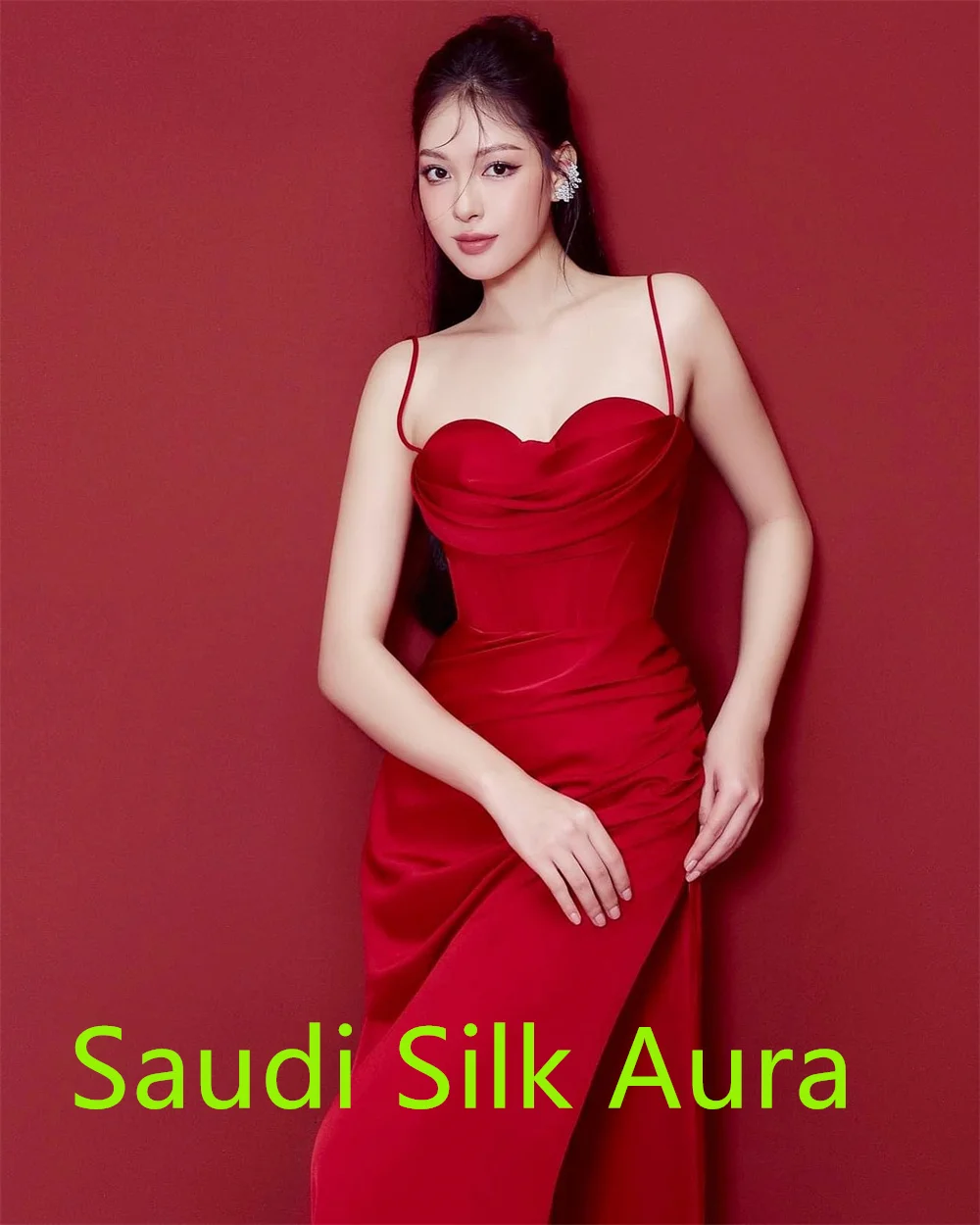 Vestidos de celebridades de satén rojo elegantes personalizados, alta calidad, sin tirantes, tirantes finos, sirena fruncida, cremallera trasera, bata de noche