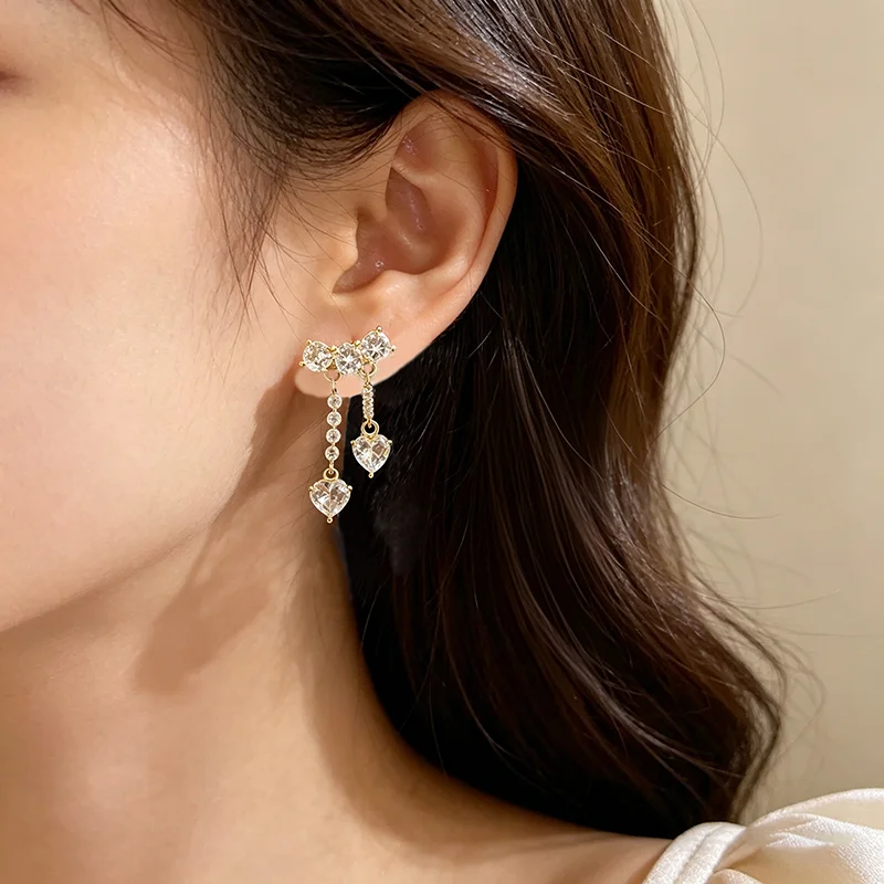Glänzende Mikro-Zirkon Herzförmige Hängeohrringe in Goldfarbe Trendiger Schmuck für Damen und Mädchen Luxuriöses Design Ohr-Accessoires – Detail 7
