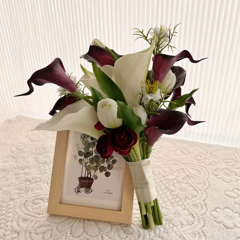 باقة دائرية صناعية مع زنابق الكالا باللون الأرجواني والأبيض والزنبق - تشكيلة زهور حرير الزفاف لحفلات الزفاف #6