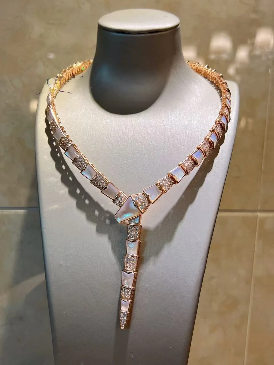 conjunto-de-joyeria-de-lujo-en-oro-rosa-con-diamantes-y-madreperla-para-mujer-pulseras-anillos-y-aretes-versatiles-y-elegantes