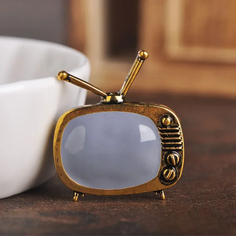 Blucome Classic Vintage TV Television Shape Brooch Gold Color Enamel Brooches Parents Gift Scarf Sweater Collar Pins Accessories