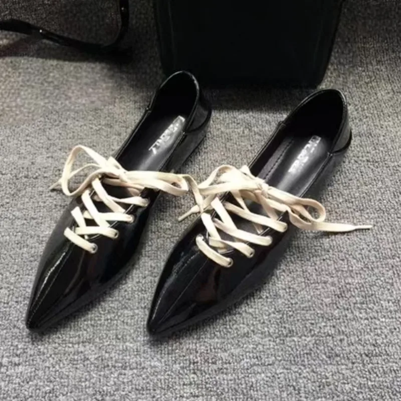 

Новые женские туфли-балетки с перекрестными ремешками и острым носком, весна 2026