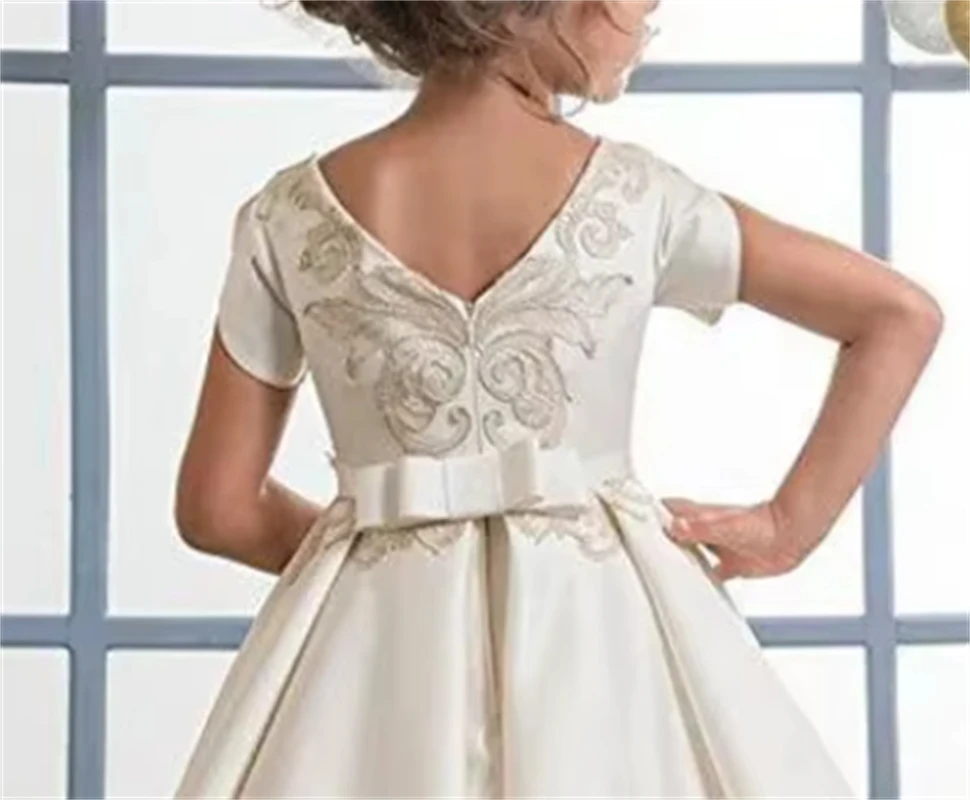 

Customized White Flower Girl Dress for Wedding Bow V Back Floor Length Short Sleeve Kids Birthday Party First Communion Gown