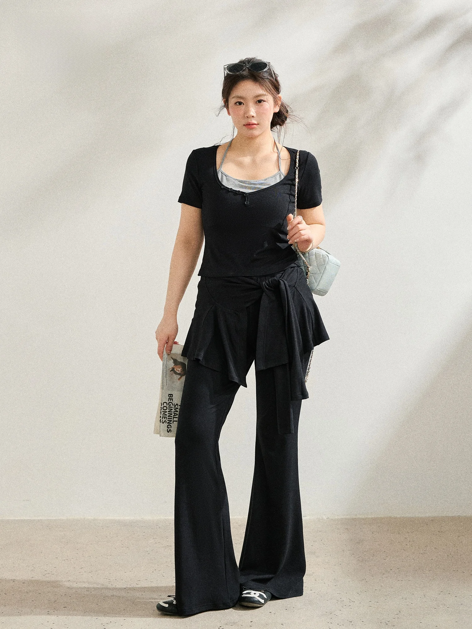 

Комплект Zhang Da: Новинка! Летний женский топ больших размеров в стиле Sweet Cool с имитацией двухслойности и завязками на шее, а также черные расклешенные брюки с поясом.