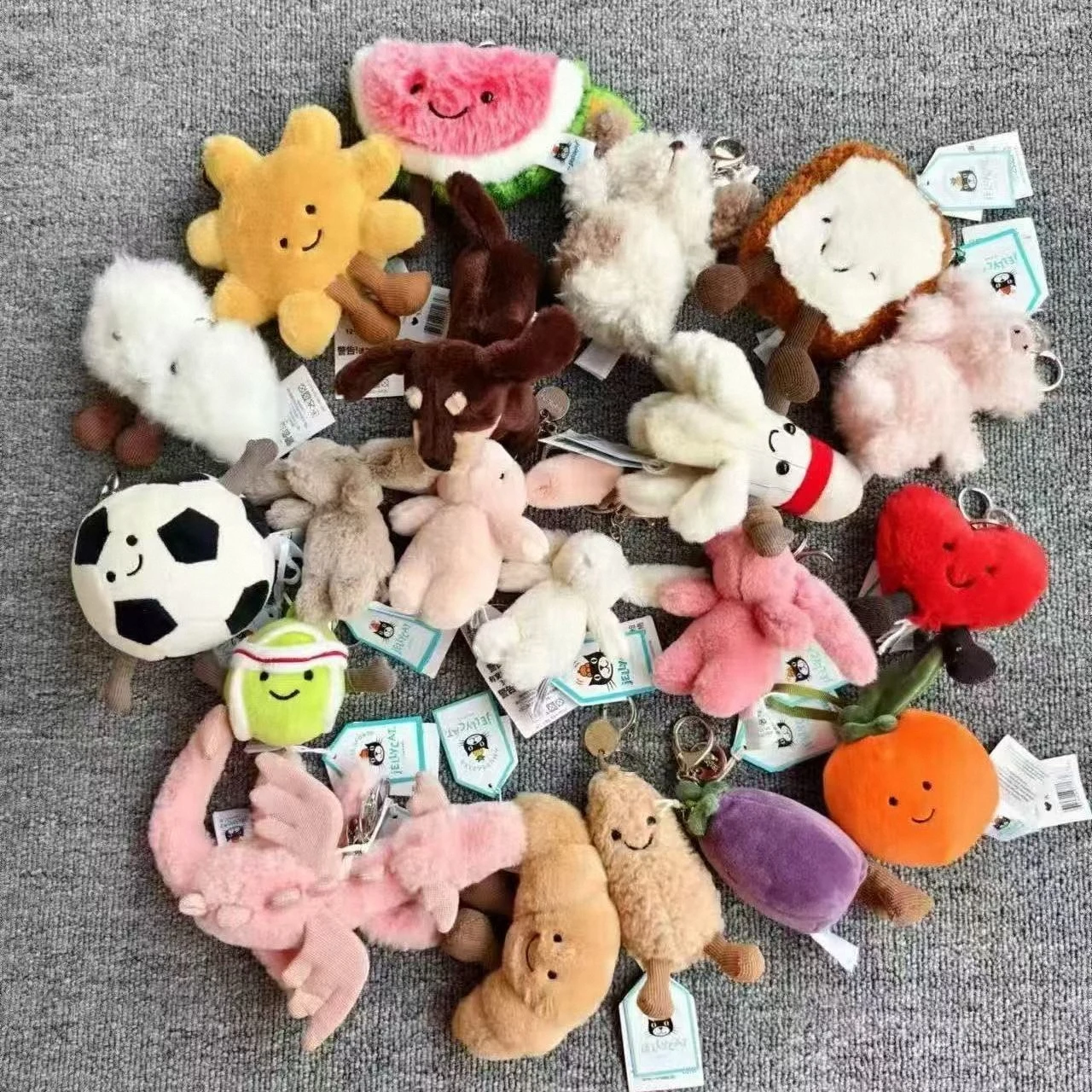 Colgante Jc con tres etiquetas completas y sello de acero, estilo Barcelona, oso, berenjena, croissant, regalos al por mayor disponibles, llavero