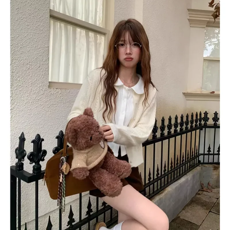 

Женская белая блузка с воротником «Питер Пэн», длинными рукавами, ребристой текстурой и пуговицами