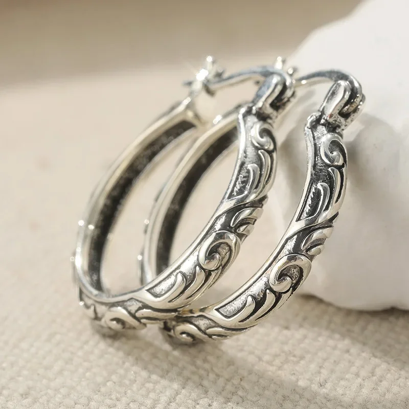 Vintage Scroll Pattern Relief Silvery Plated Hoop Earrings for Women Classical Elegant Jewelry Accessories Perfect Festival Gift