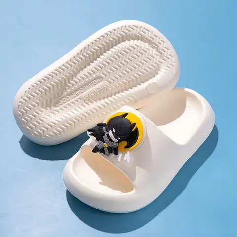 DC Tecknad Anime Batman Modepersonlighet och Mångsidiga Söta Tofflor Sommar Herr och Dam Inomhus Bad Halkfria Tofflor 10 best sales Batman-skor - №7