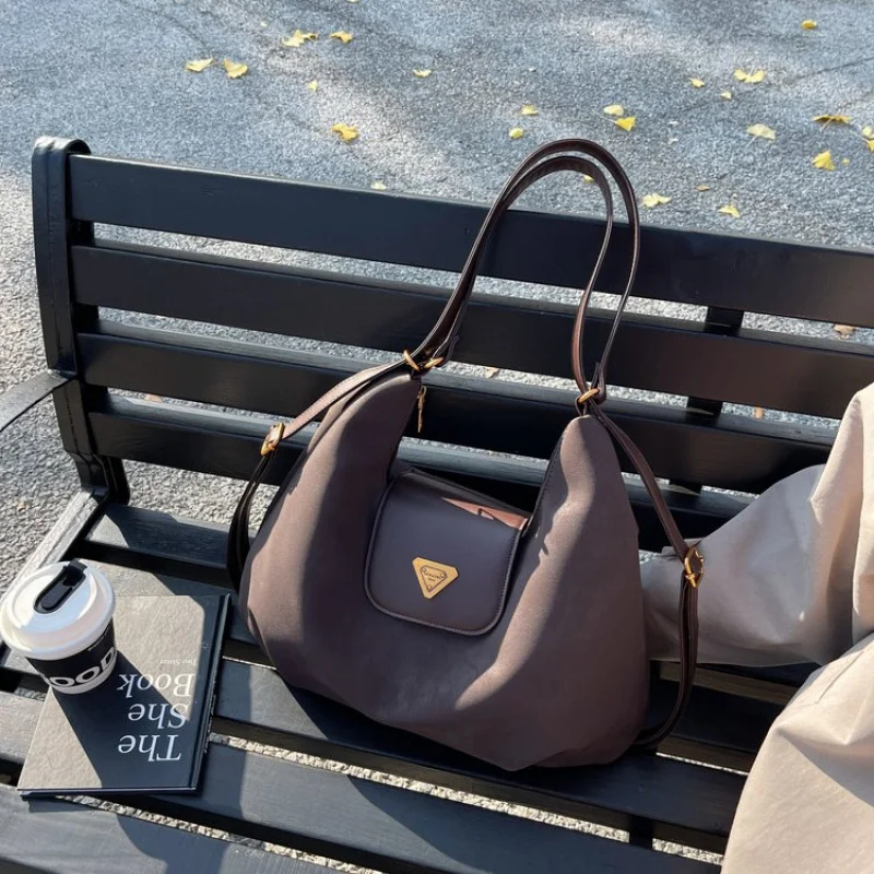 

High-End Women Shoulder Bag With Casual Vintage Look And Water-Resistant Material Suitable For Daily Commute​