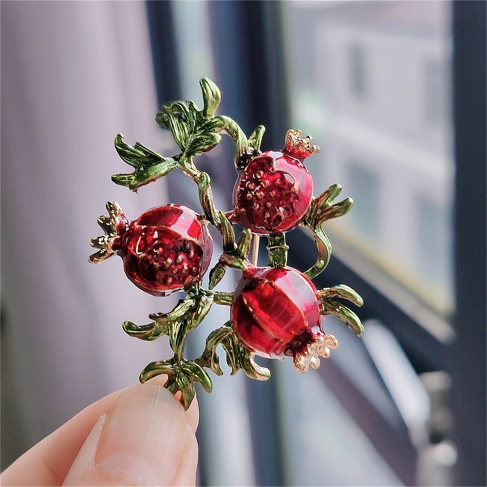 New European and American retro brooch high-end female exquisite temperament fruit red pomegranate brooch niche design pin