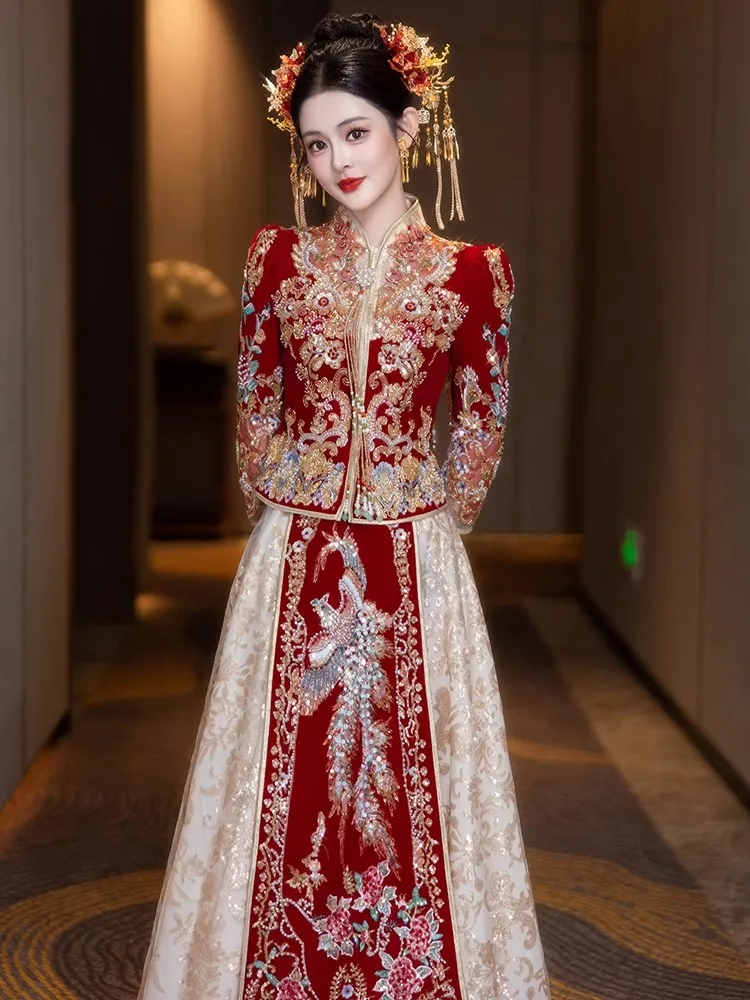 

Свадебное платье в китайском стиле цвета шампань, маленький размер, новое, с золотой вышивкой, традиционное китайское свадебное платье Qiu Ye, для невесты.