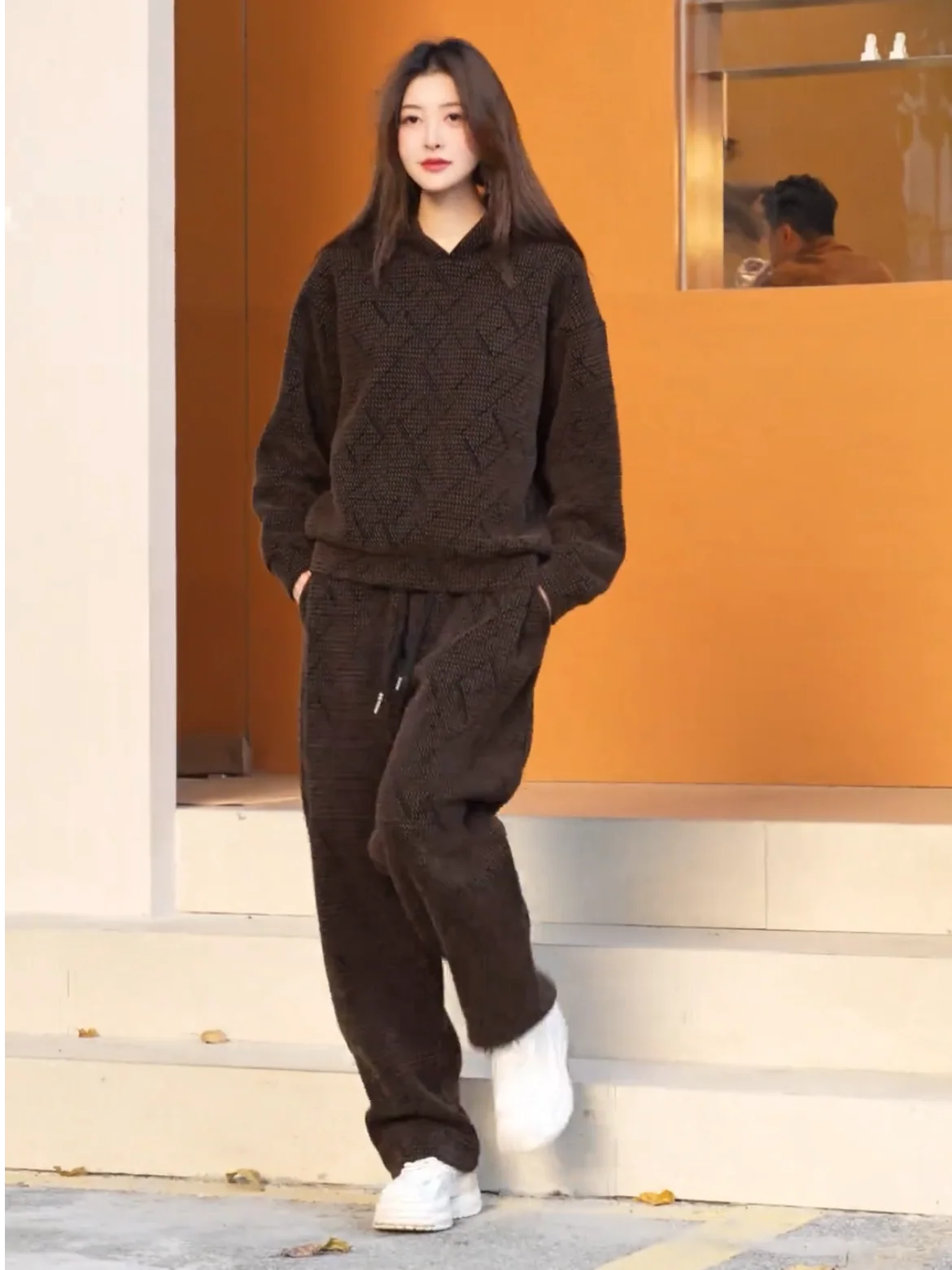 

Утепленный зимний модный комплект: худи и спортивные брюки для молодежи, повседневный спортивный костюм из хлопка и полиэстера с длинными рукавами