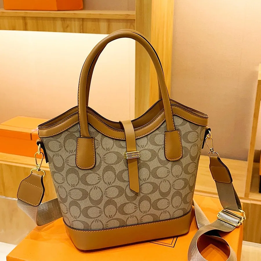 

2025 Супер популярная женская дизайнерская сумка большой вместимости, новая модная модная универсальная практичная сумка через плечо для выхода