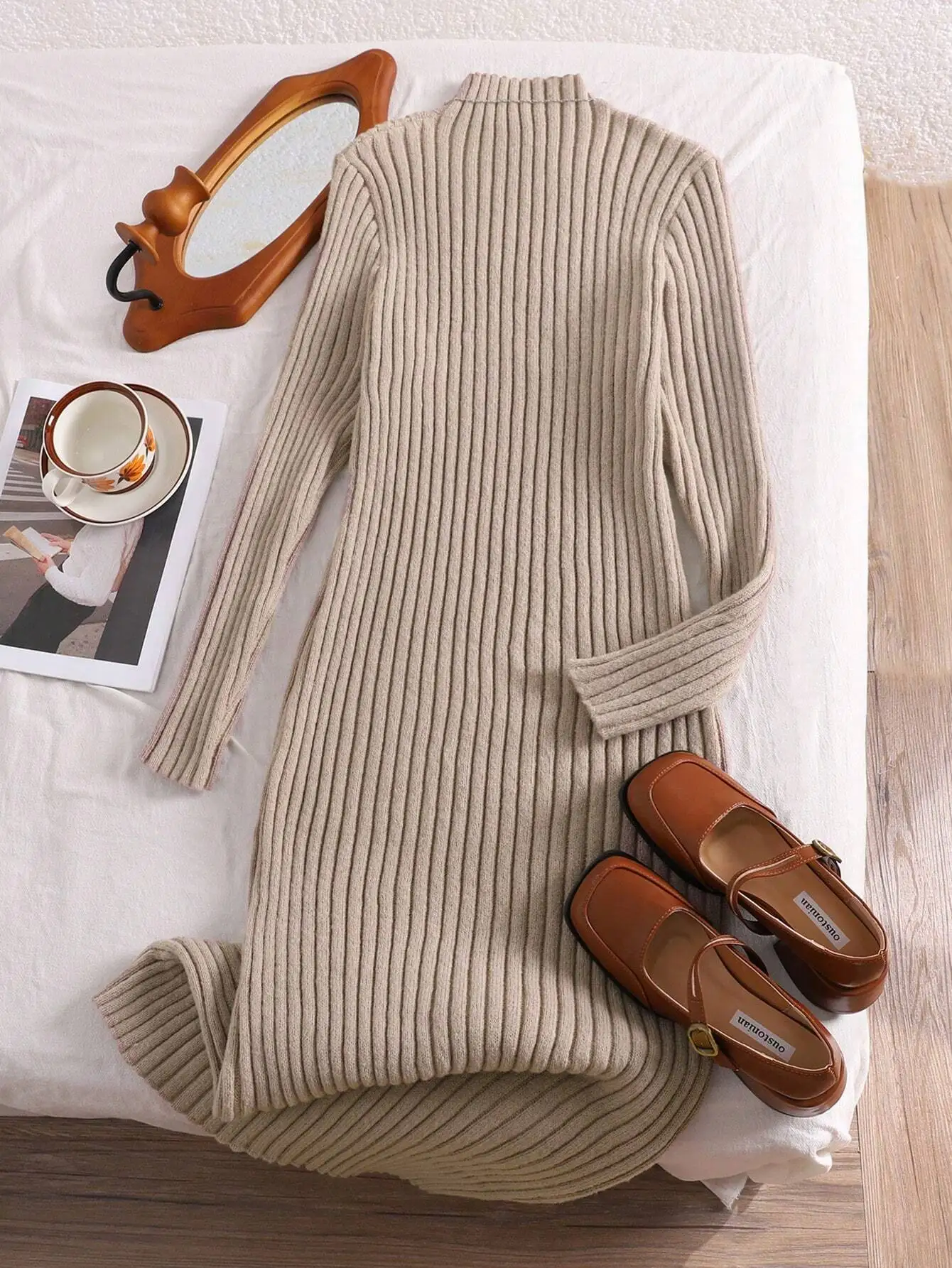 

Женское облегающее платье-свитер с воротником-стойкой и ребристой вязкой