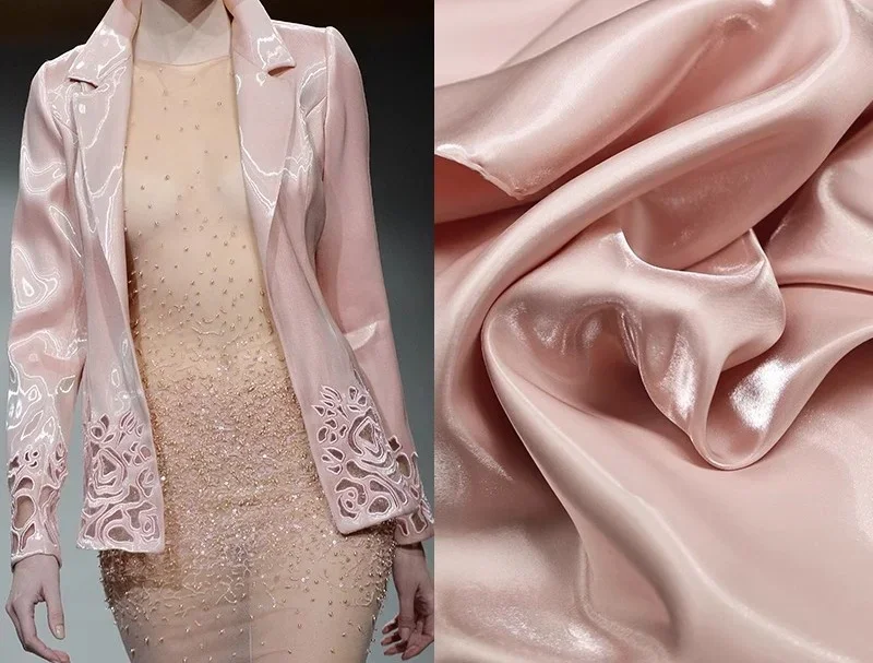 白いクリスタルシルク縫製のイブニングドレス、サテンの水光沢サテンウェディングドレス、シルクの硬い生地、リキッドメタルデザイナー生地