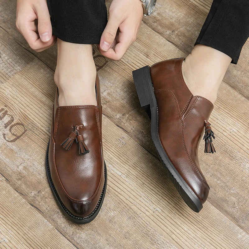 2023 Nieuwe Zakelijke Jurk Heren Leren Schoenen Klassiek Leren Heren Feest Kwast Designer Schoenen Delicatesse Elegante Rijschoenen