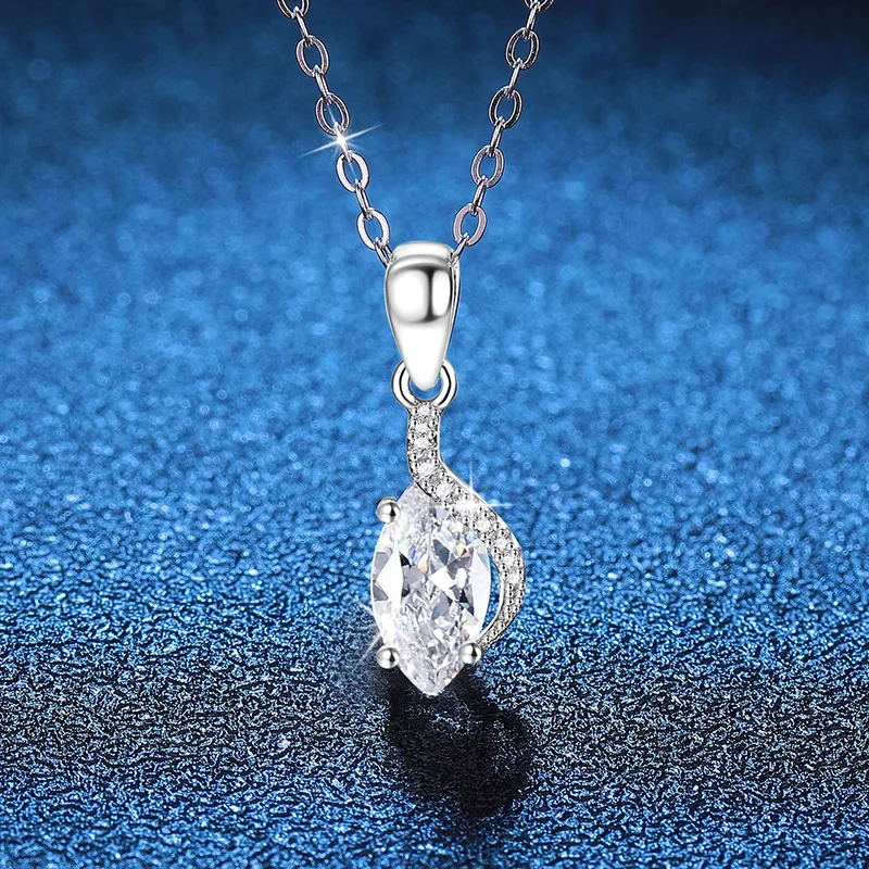 

Platinum PT95018k Gold Pendant Angel's Eye Mozambique Diamond Pendant 1 Carat Mozambique Stone Light Luxury Fashion Necklace