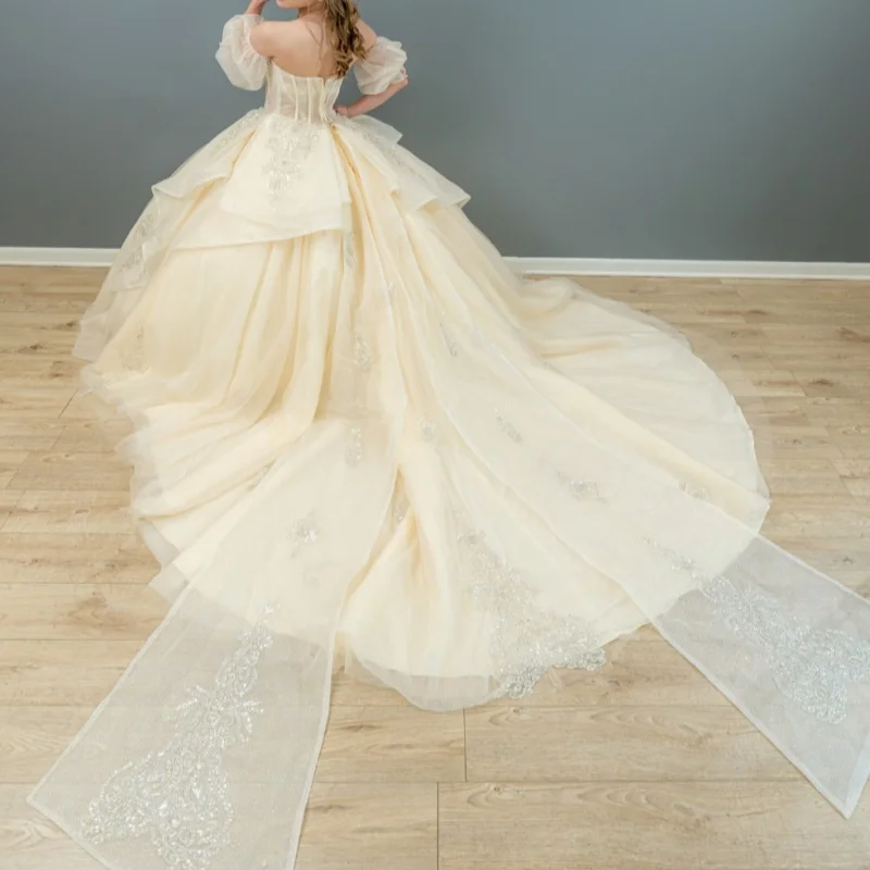 Helles Champagner-glänzendes Quinceanera-Kleid, Ballkleid, schulterfrei, Pailletten-Applikation, Spitze, Perlenstickerei, Schleife, Tüll, Korsett, Sweet-16-Kleid