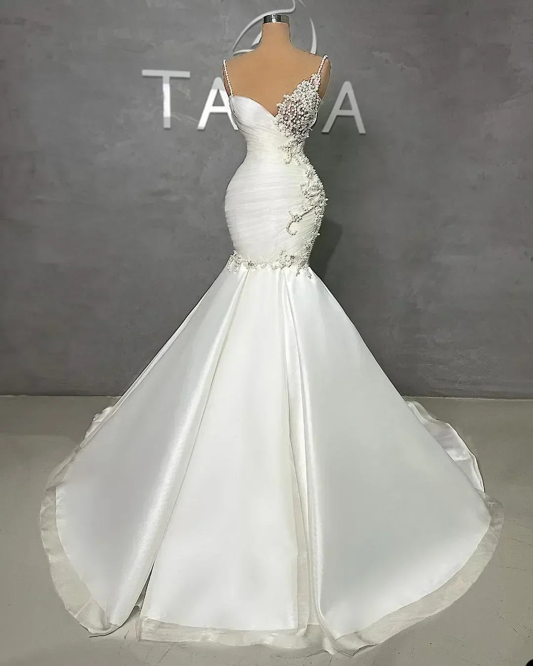Maßgeschneidertes Meerjungfrauen-Brautkleid mit Spaghettiträgern, handgefertigten Perlen und Perlenstickerei, Satin, echtes Foto.