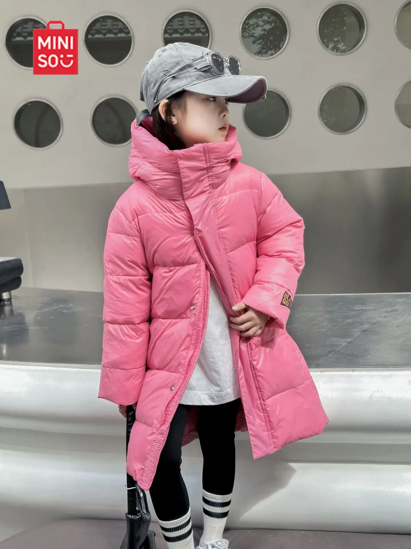 سترات MINISO للخريف والشتاء للأولاد والبنات 25 سترات طويلة جديدة للأطفال في منتصف وكبار السن باللونين الأسود والذهبي