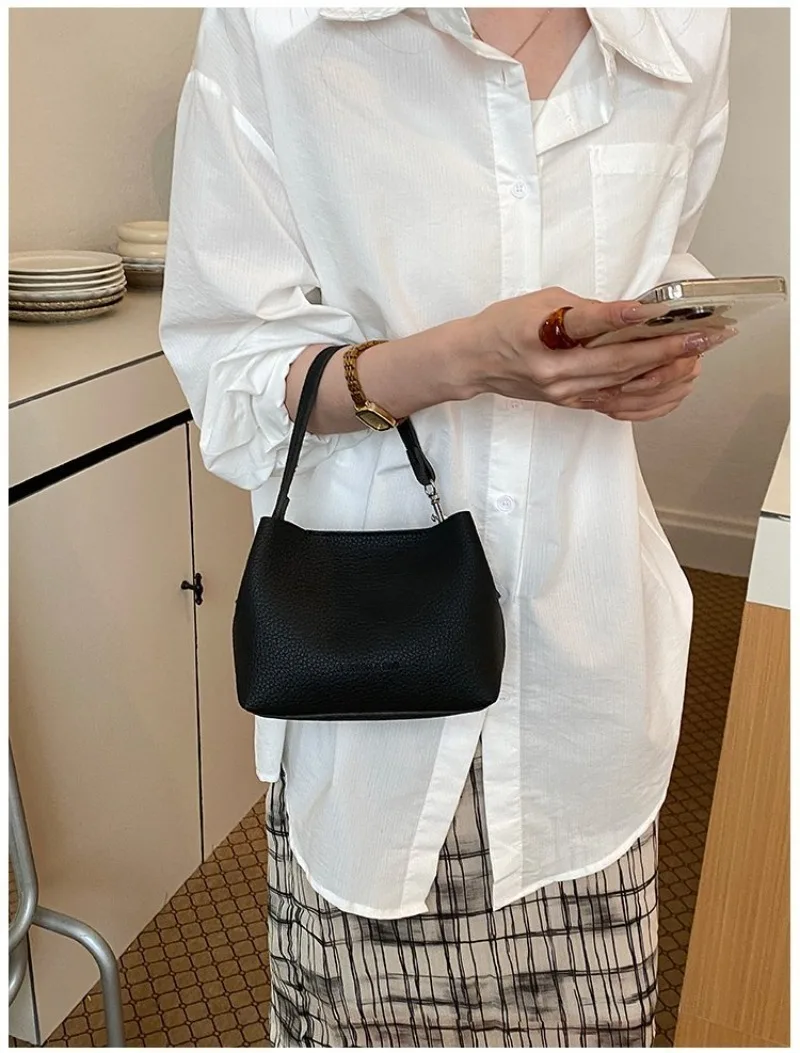 CEEKAY Minimalistische Mini-Eimertasche aus genarbtem, lederähnlichem Leder mit Aufdruck, leicht und tragbar, als Umhängetasche oder Schultertasche für Kaffeebraun – Detail 26