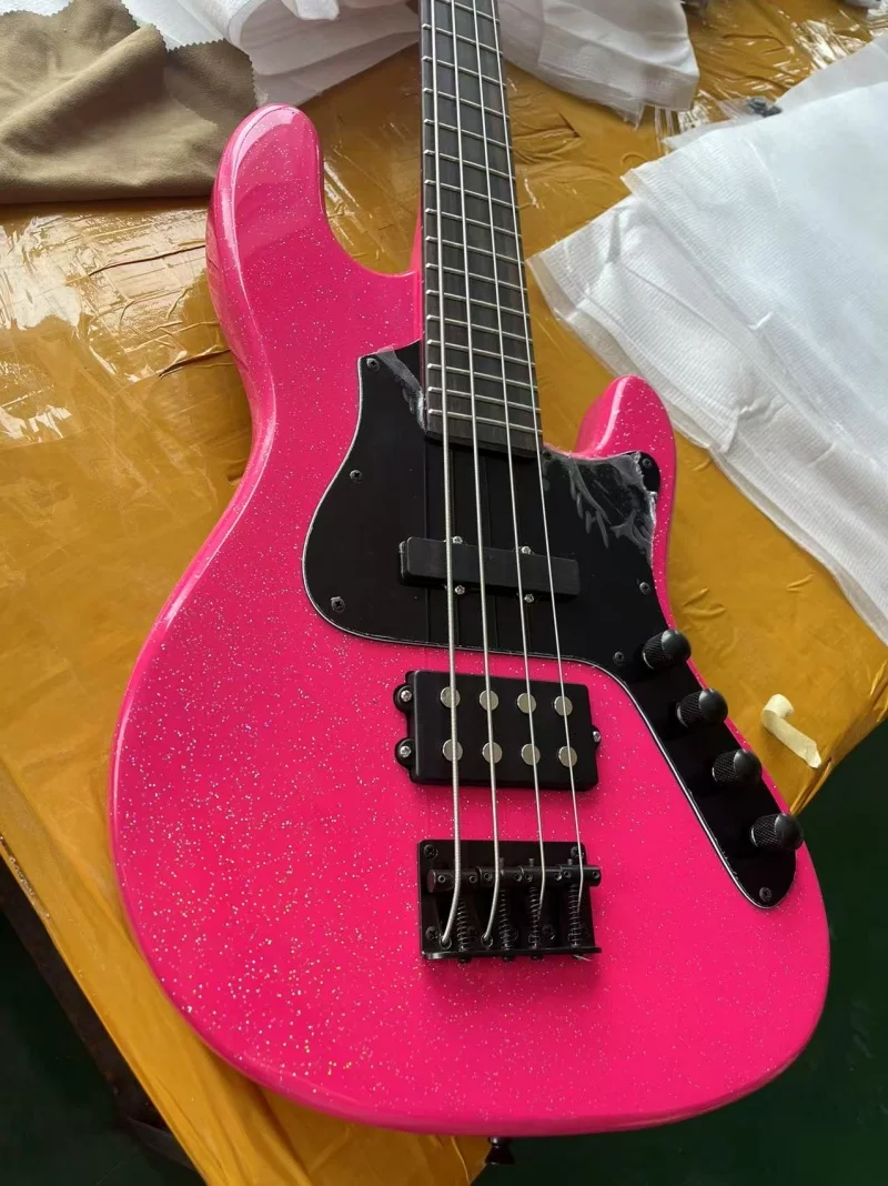 

4-струнный электрический бас розово-красного цвета, гриф из палисандра, черная фурнитура, активное электронное оборудование, бесплатная доставка