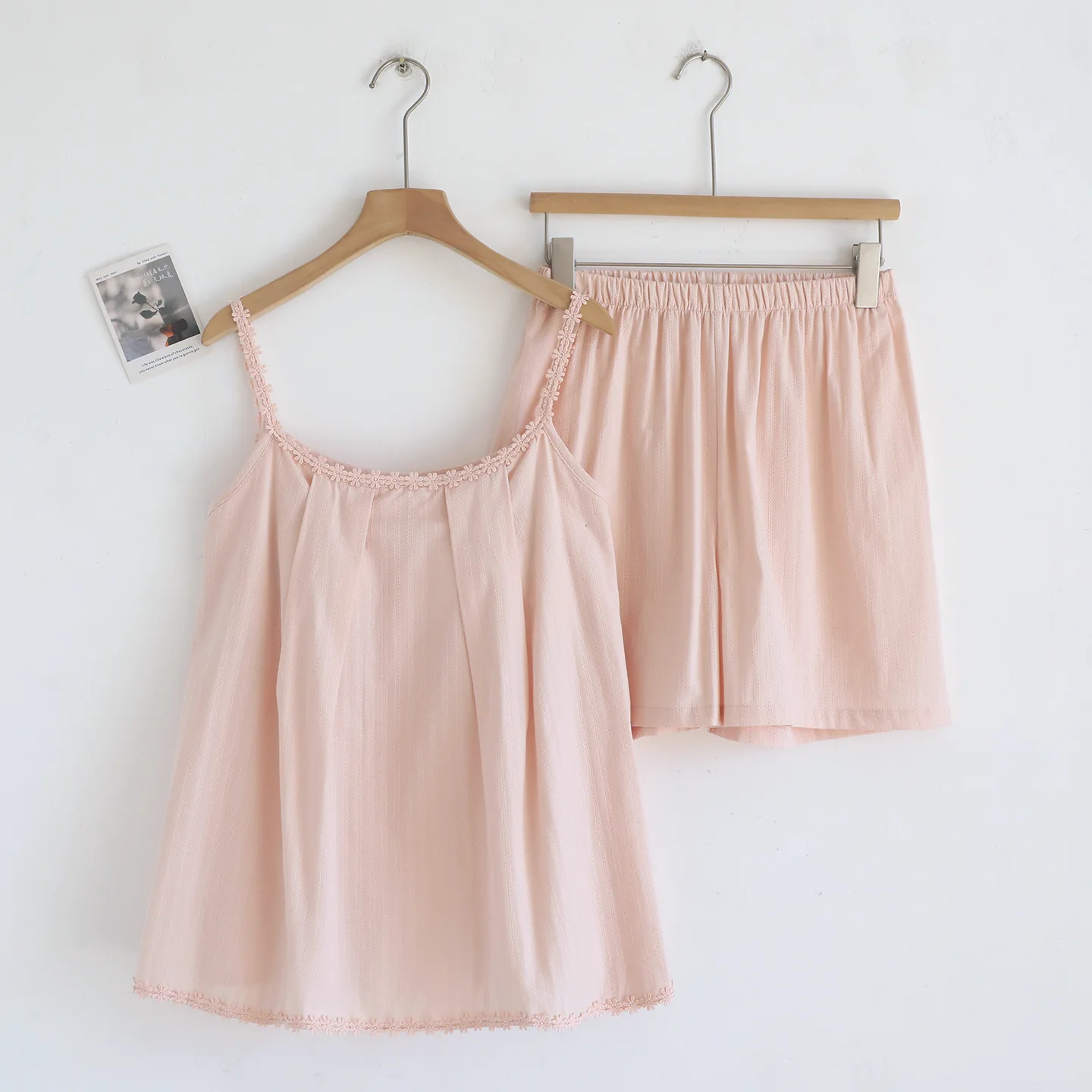 

Женский летний комплект для сна и отдыха из двух предметов: однотонная майка без рукавов с подкладкой на груди и шорты. Домашняя одежда.