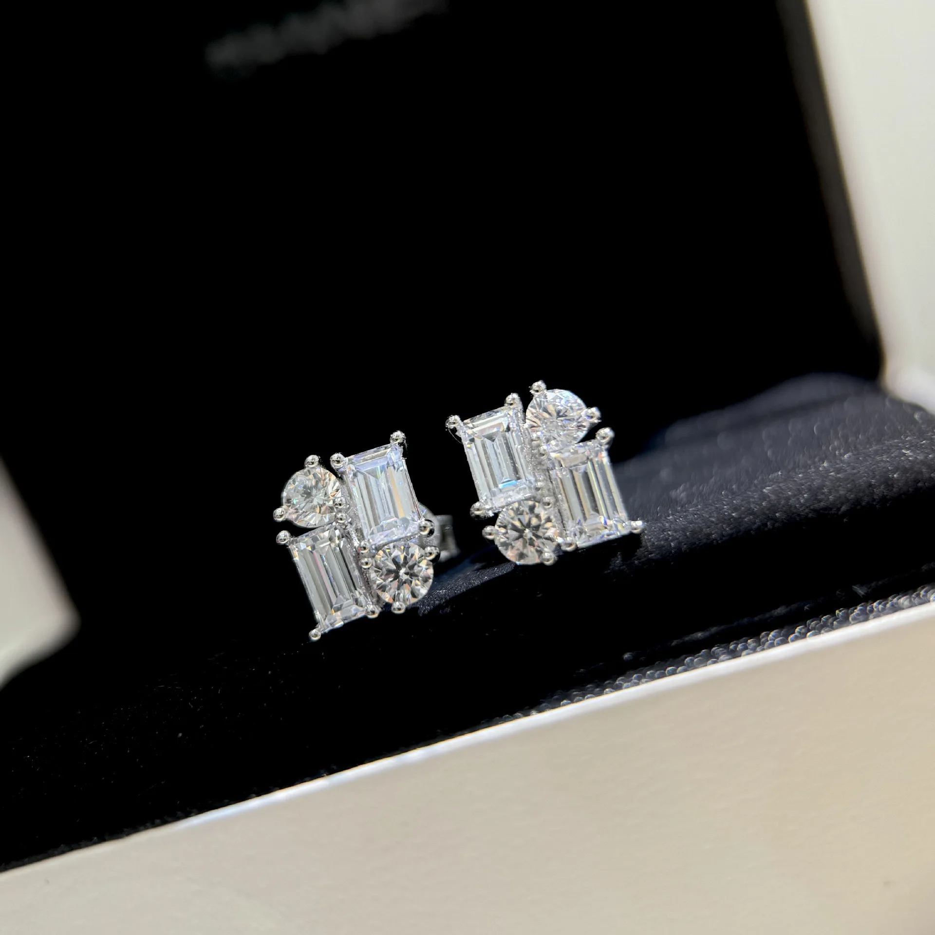 

2025 New Fashion Classic High Quality Brand Luxury Jewelry Women's Square Diamond Earrings Pure 925 Simple and Personalized