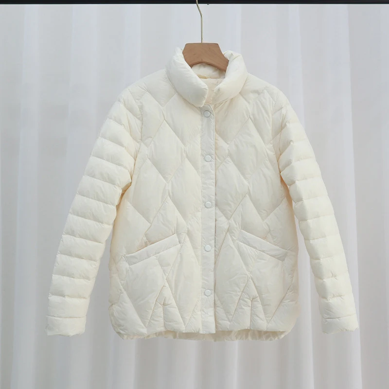 2025 Otoño e Invierno nuevos abrigos ligeros con cuello levantado chaqueta de plumón de pato blanco chaqueta de ropa corta de moda cálida para mujer