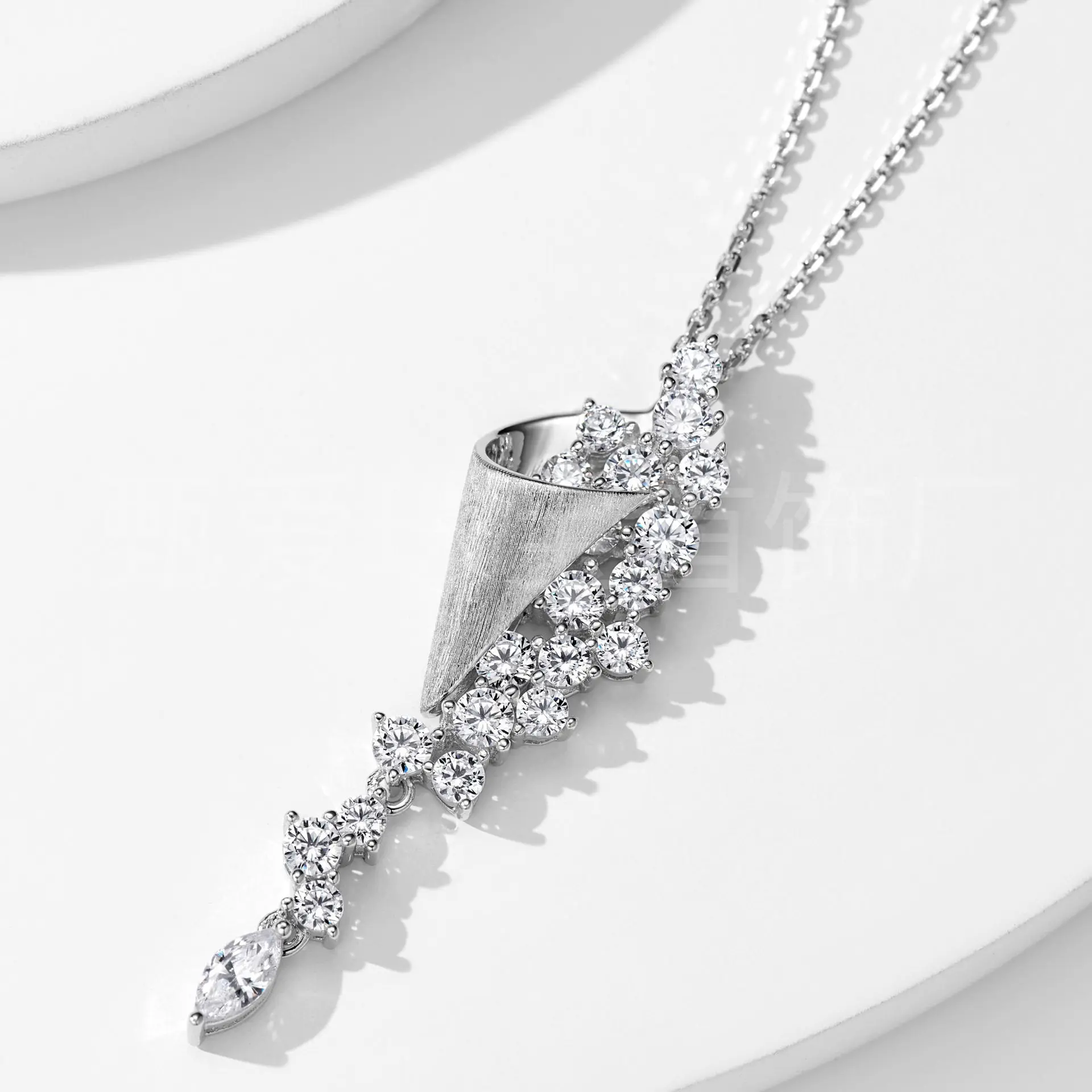 New 925 Silver Inlaid Starlight Bouquet Necklace Women's Fashion Light Luxury Bright Brushed Tassel Collarbone Chain Wholesale