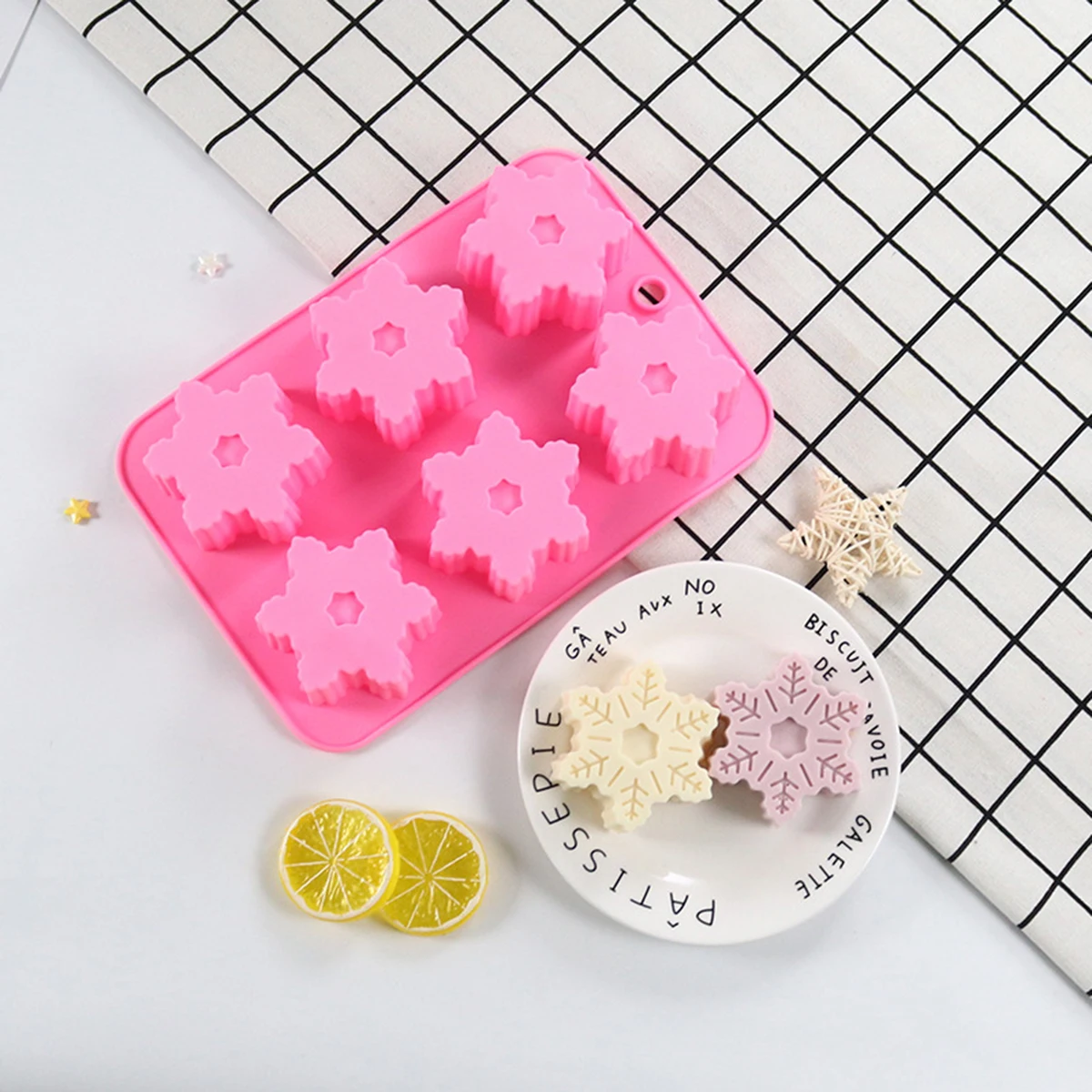 

1Pcs 6-Cavity Christmas Snowflake-Shaped Cake Mold, Silicone Non-Stick Baking Tray for Chocolate Jelly Baking Tool