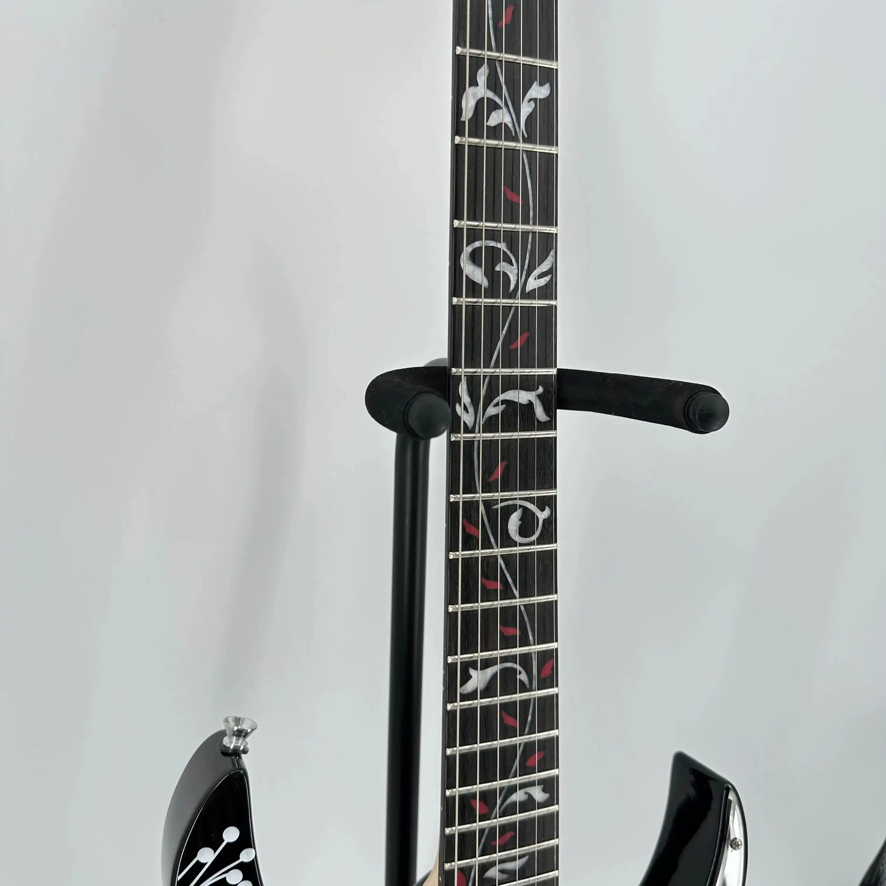 جيتار كهربائي أسود مع زهور بيضاء - عرض الصورة الجسدية - جسم خشبي - لوح فريتس من الخشب الأحمر - هدية تحت عنوان الجيتار - شحن مجاني #3