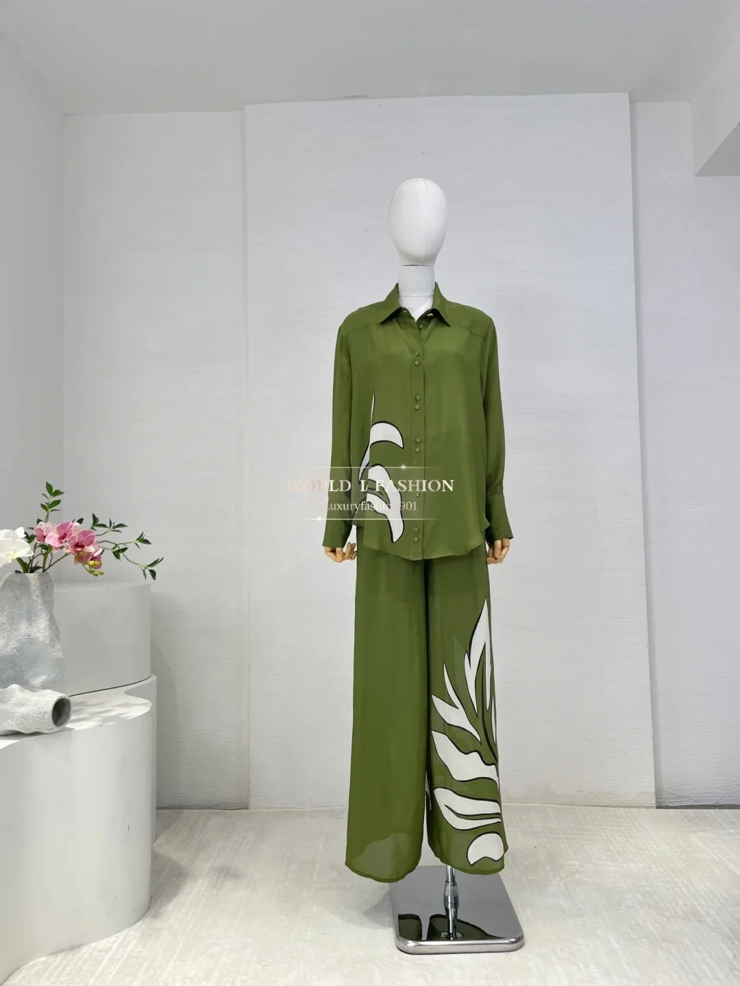 

Женская одежда 2025: коричневая блузка с длинными рукавами и принтом кофейных листьев, комплект из топа и брюк