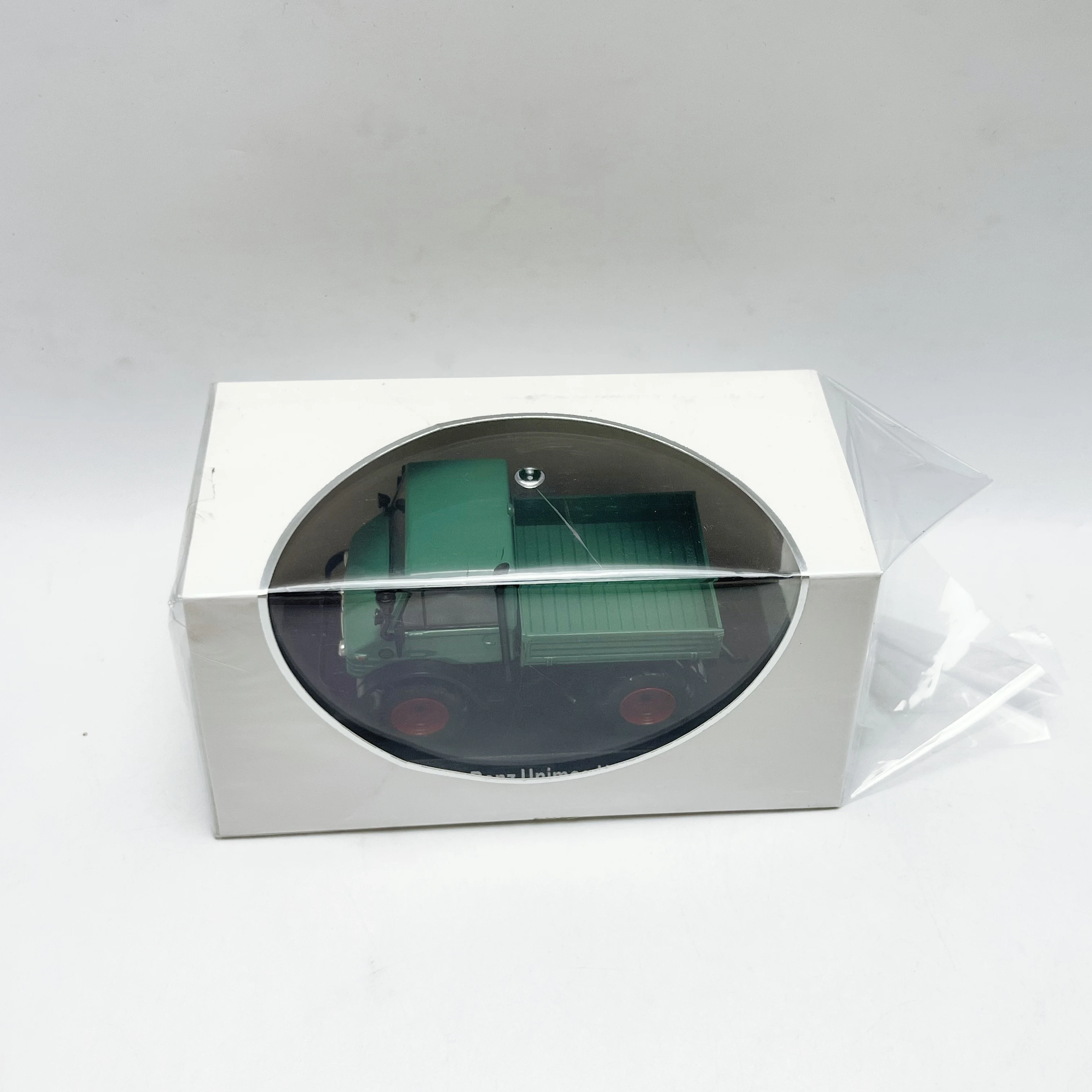 

Модель автомобиля из сплава Whitebox 1/43 BENZ Unimog U406