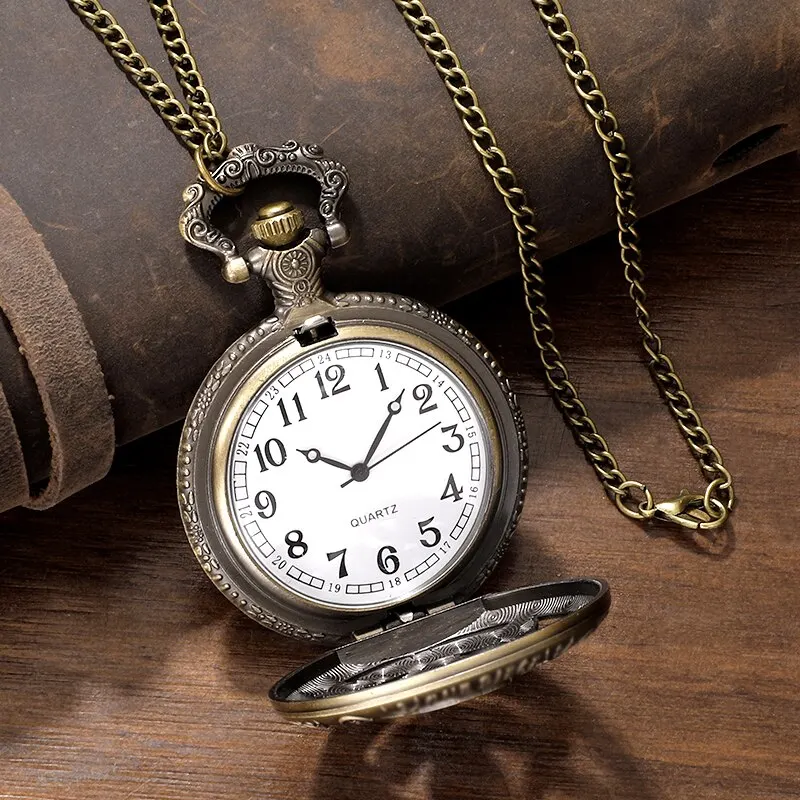 Exquisito sombrero amarillo de Anime famoso, reloj de bolsillo de cuarzo tallado hueco, COLLAR COLGANTE, regalos para mujeres y hombres con cadena Fob