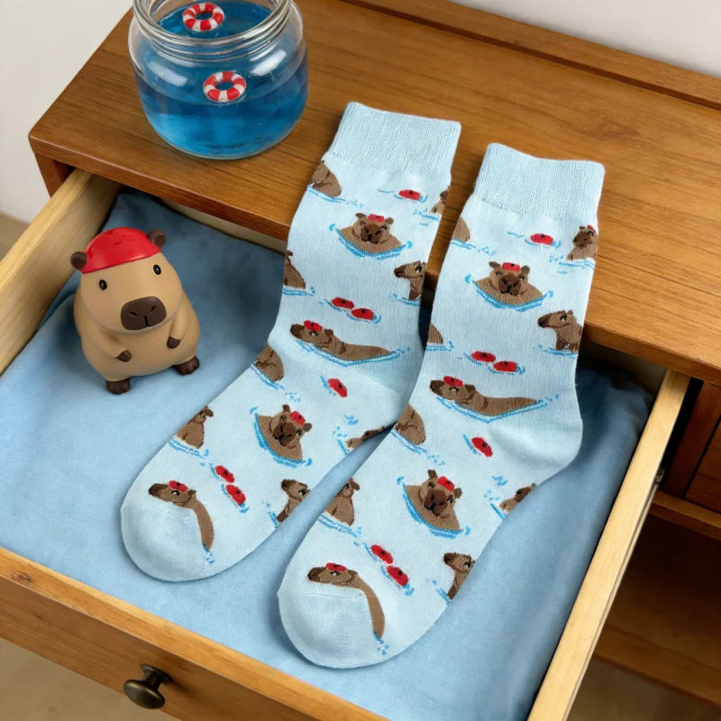 1 Paar hellblaue Socken mit niedlichem Capybara-Schwimmmuster in der Mitte der Wade, lustige Freizeitsocken mit Tiermotiv