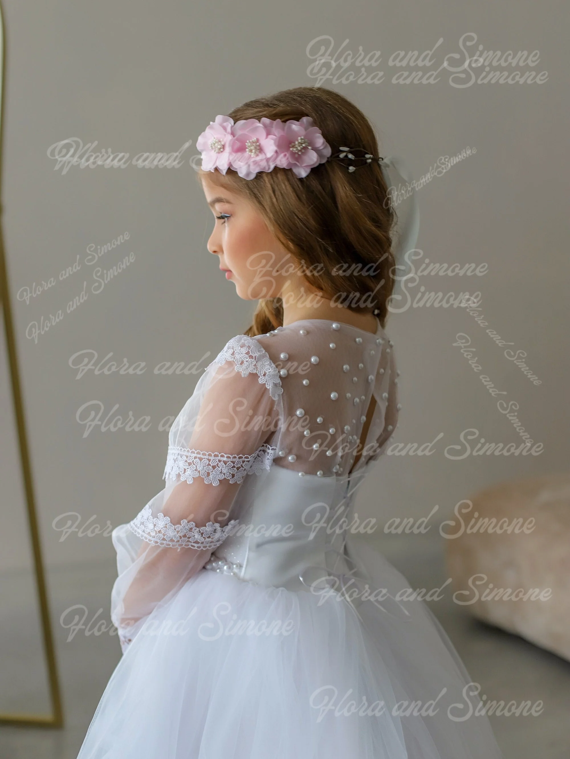 Maßgeschneidertes, luxuriöses, elegantes, mit Perlen verziertes Blumenmädchenkleid mit Spitze und Spleißen für Taufe, Erstkommunion, Partys, Hochzeitszeremonien