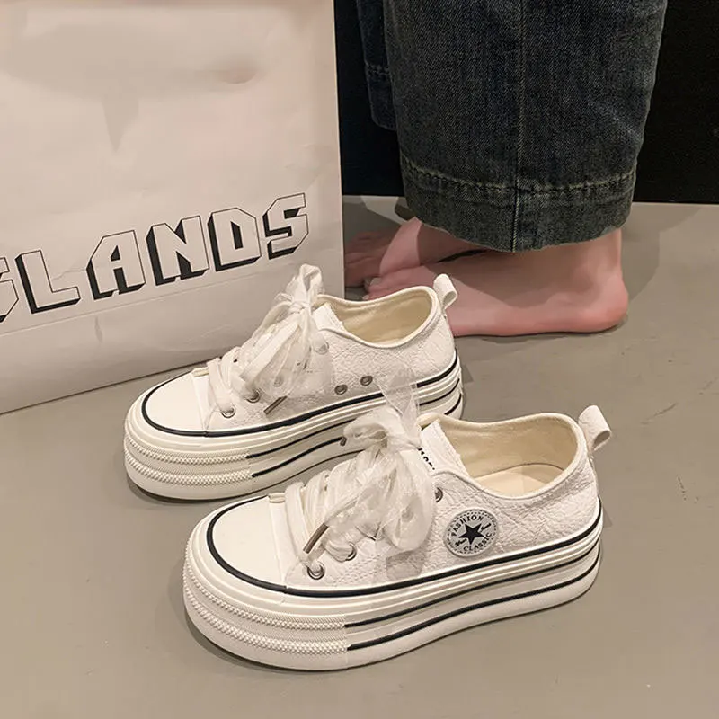 

Женские парусиновые туфли на толстой подошве2025Весенние новые универсальные повседневные кроссовки, увеличивающие рост, спортивные белые туфли на платформе