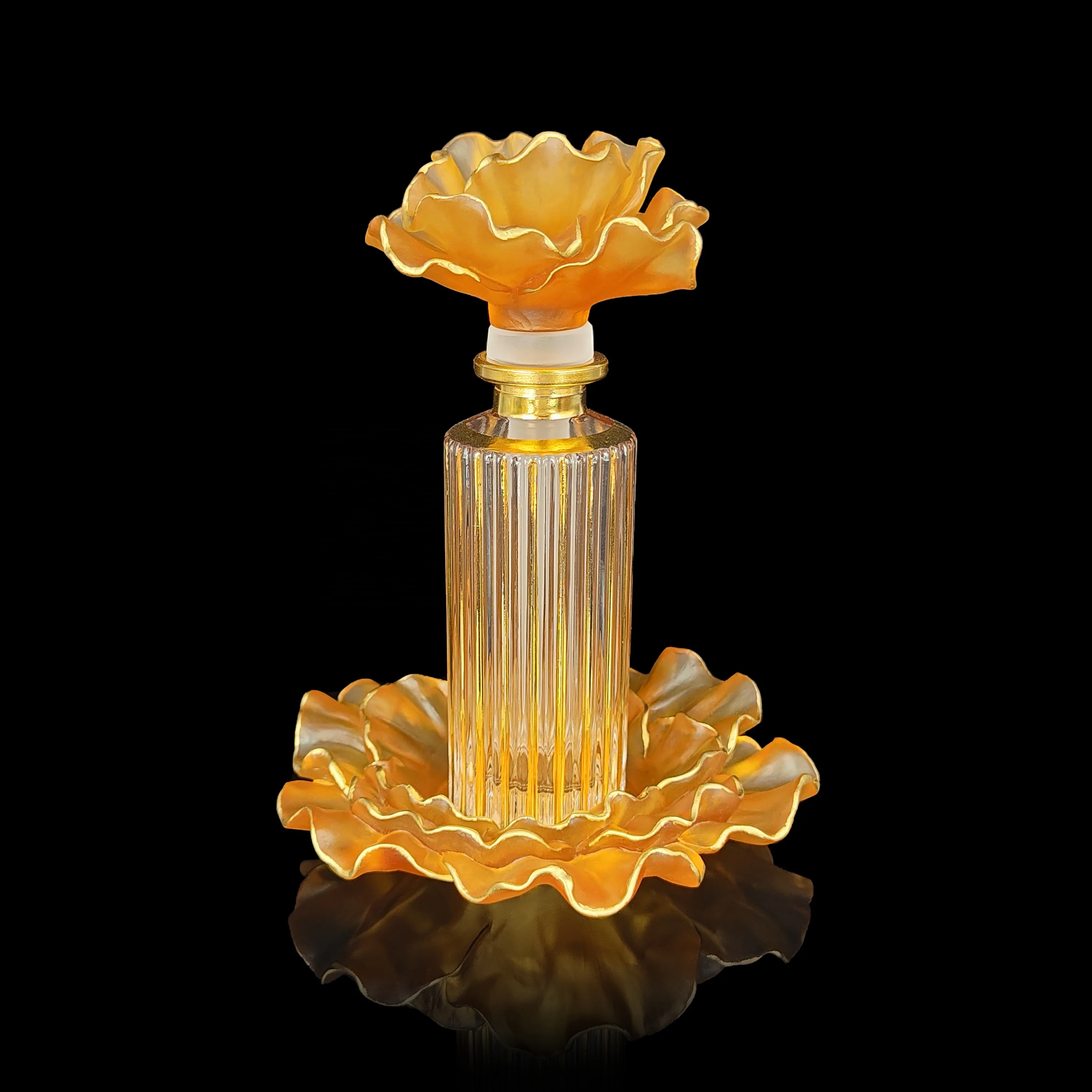 Luxury Design Wedding Anniversary Gift Crystal Perfume Bottle Empty with a Wavy Gold Line Crystal Burner