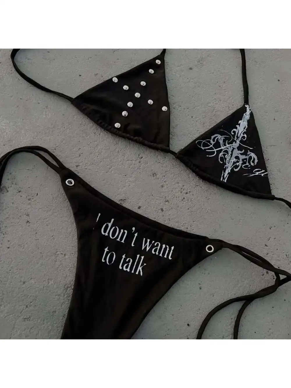 

Новый комплект бикини 2026 года в готическом панк-стиле с заклепками и крестами, с буквенным принтом, для дерзких девушек, модный тренд, индивидуальный стиль, для пляжного отдыха и плавания