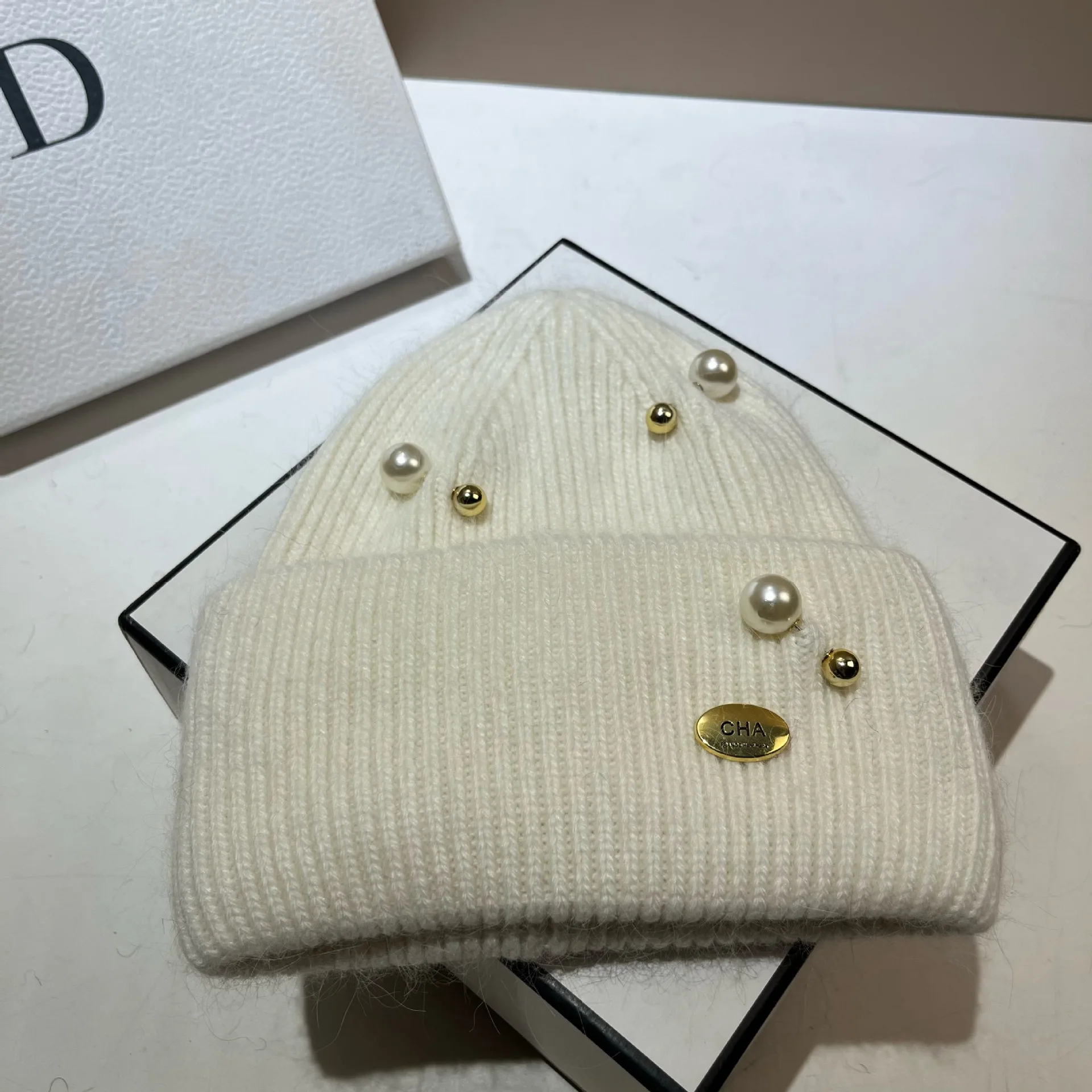 Designer Pearls Brooch Knitted Hat Women Luxury Metal Logo Wool Skullies Beanies Real Rabbit Fur Lady Warm Walking Bonnet Beanie