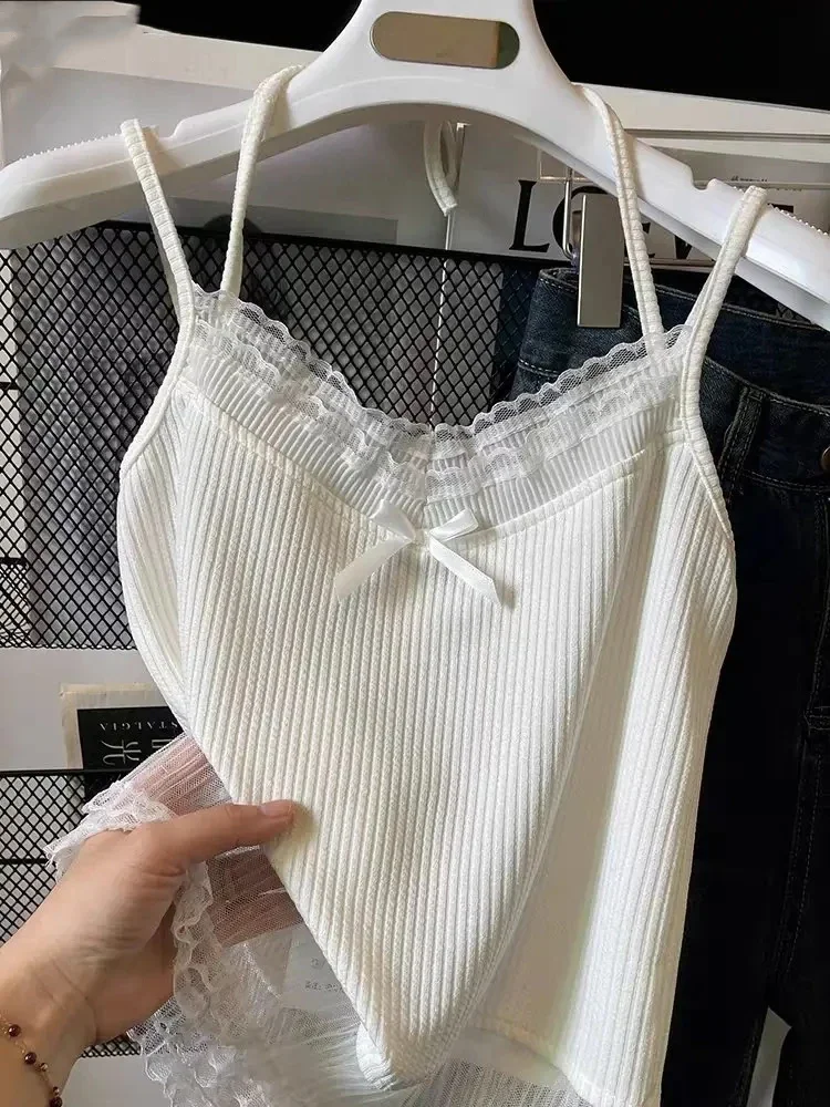 تي شيرت نسائي صيفي جديد مُزين بالدانتيل الأبيض على الموضة الكورية مثير برقبة رسن تي شيرت نسائي Harajuku ملابس الشارع الشهير قطع علوية قصيرة