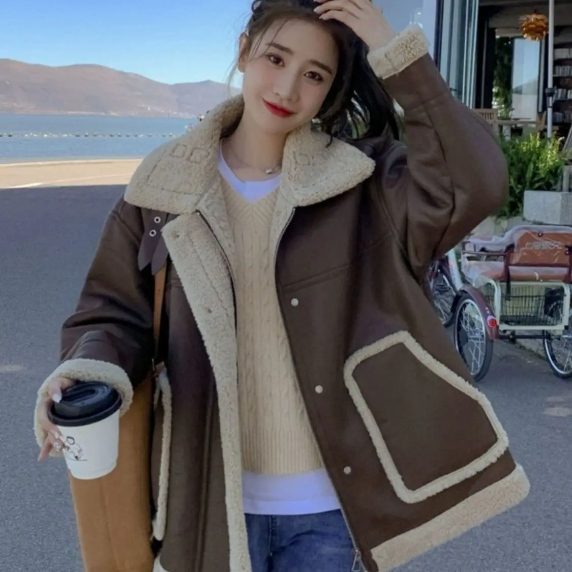 Veste Chic en laine d'agneau pour femme, vêtement d'extérieur, nouvelle mode, velours épais, fourrure chaude, une pièce, motard, veste en cuir PU, hiver 2025