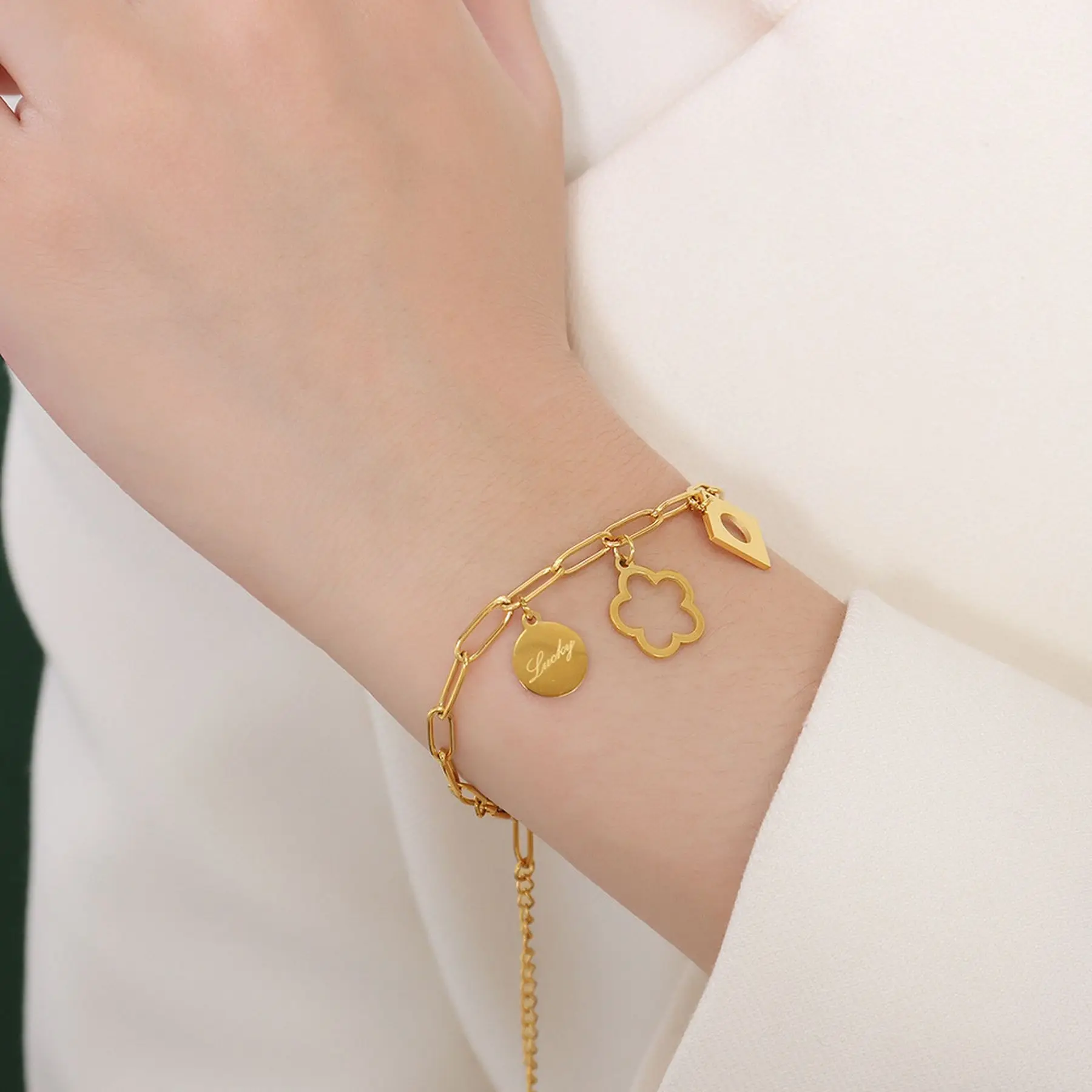 Glücksbringer-Blumenarmband für Damen, vergoldeter Kleeblatt-Anhänger, zarter Schmuck mit Kette