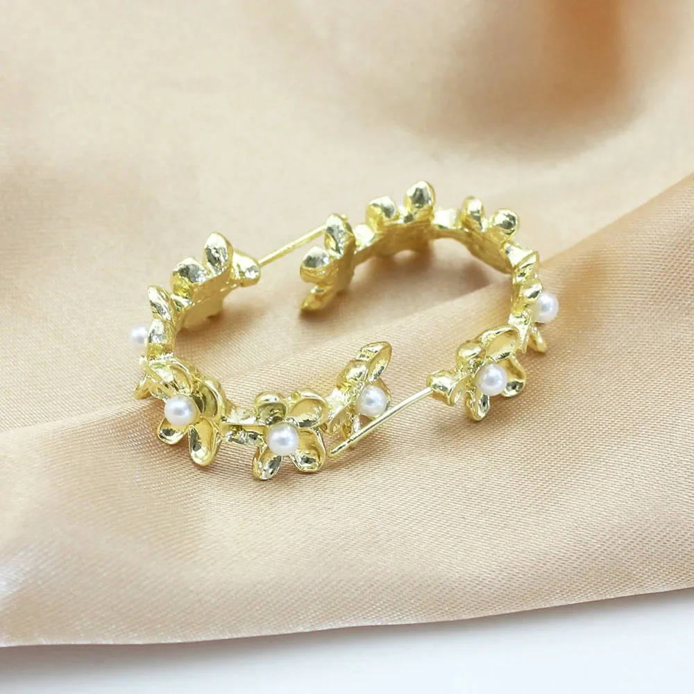 New Imitation Pearl Flower Metal C-Type Stud Earring for Women Trend Sweet Temperament Simple Geometry Jewelry Brincos Gift