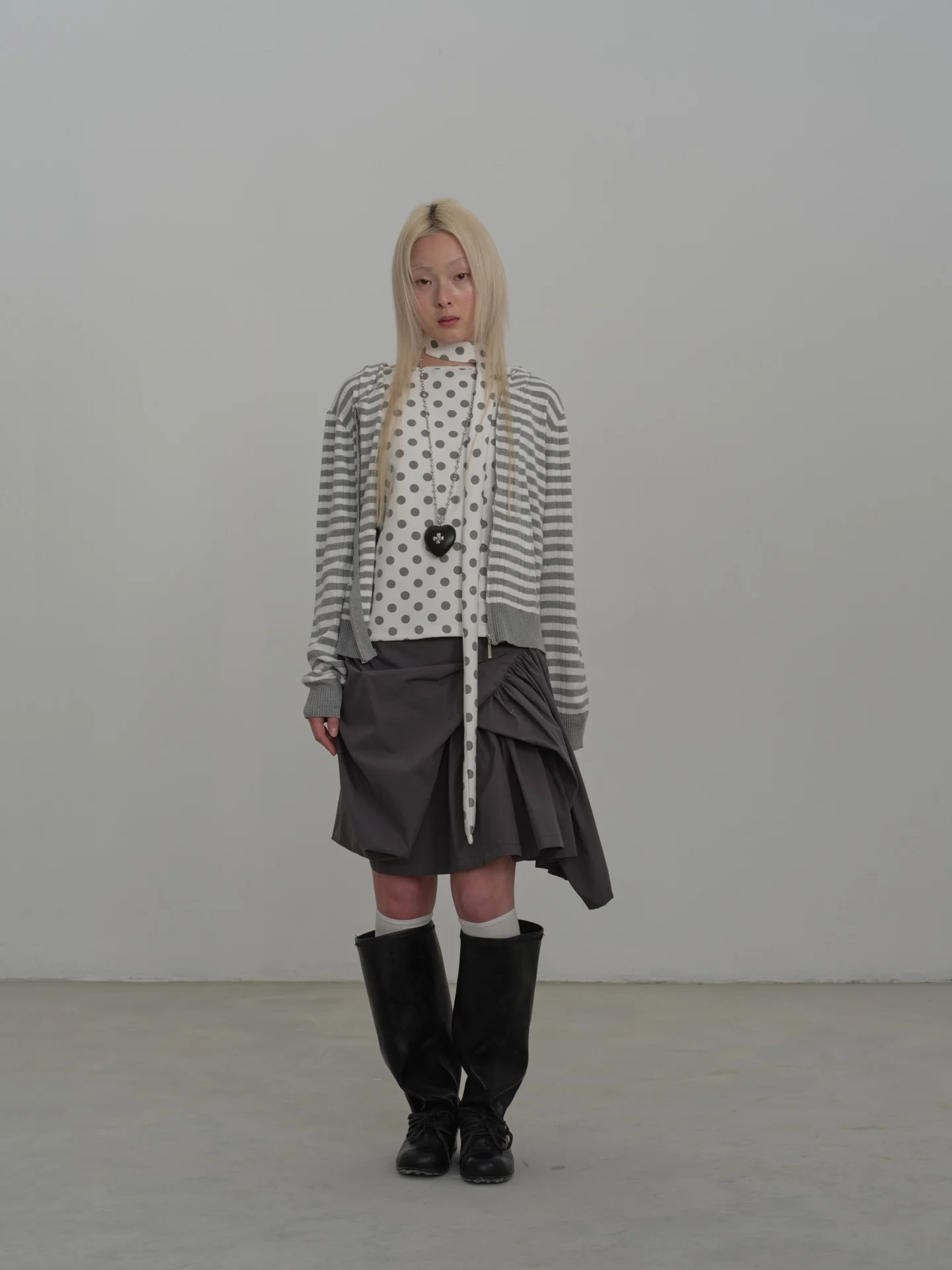 

Женская юбка Rebornique в корейском стиле: многослойная, асимметричная, плиссированная, с запахом, легкая, полупринципальна, А-силуэт