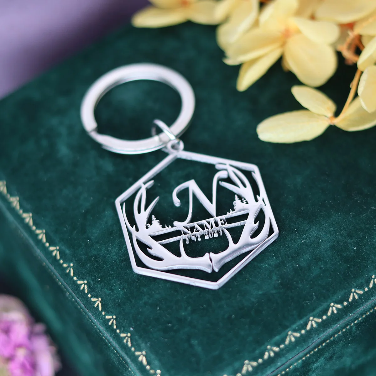 QIAMNI 鹿の角キーリングカスタマイズされた彫刻名日付キーホルダーパーソナライズされたステンレス鋼銘板キーチェーンお土産ギフト