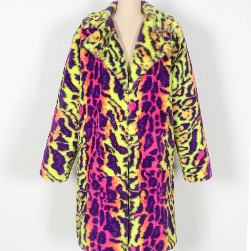 2025 nouveau manteau de fourrure synthétique à capuche mi-long imprimé léopard coloré conception de bloc de couleur chaud épaissir doux fourrure moelleuse vêtements d'extérieur pour femmes
