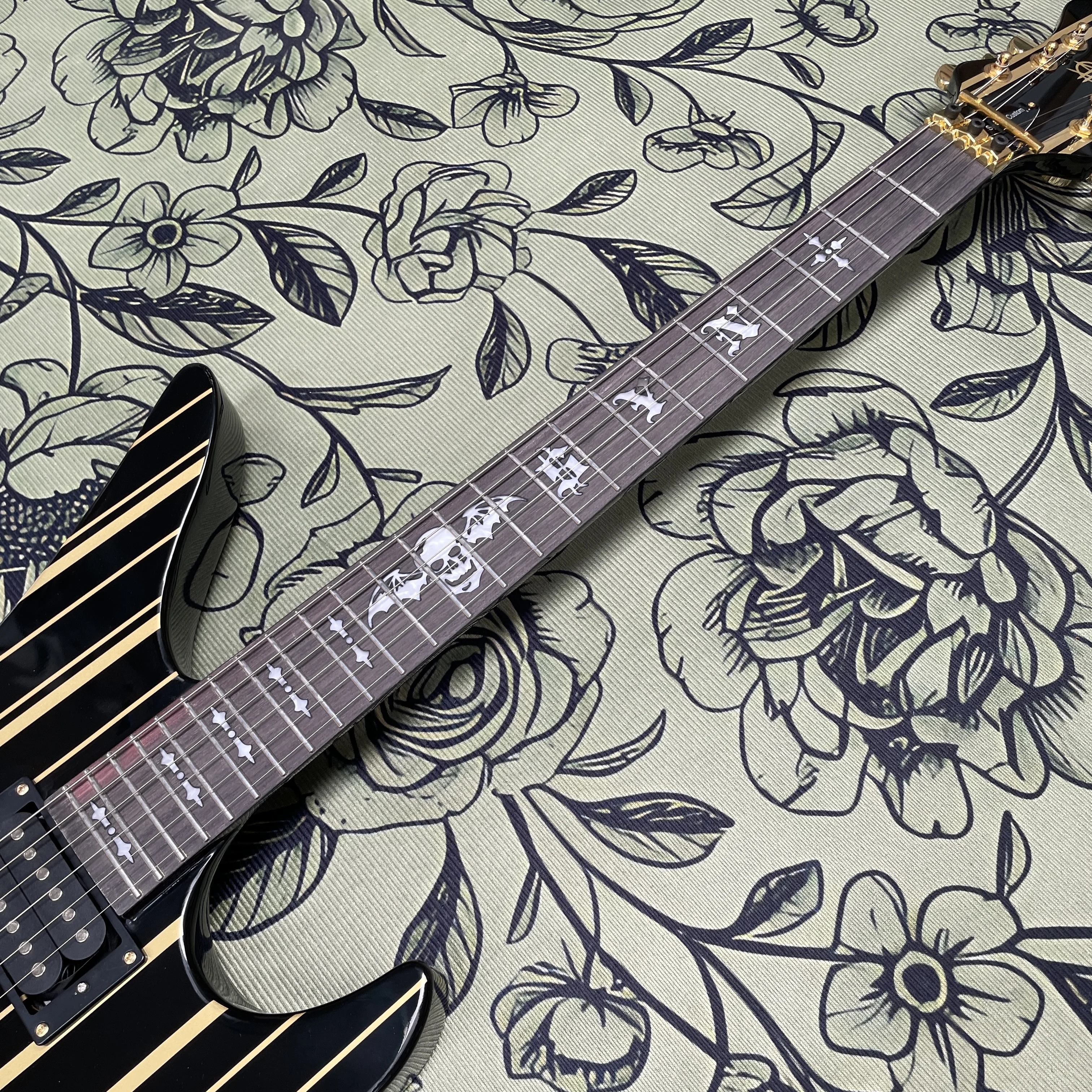 6-stringblack and gold striped electric guitar,rosewood fingerboard double locking system guitars, rock player electric guitarra view 2