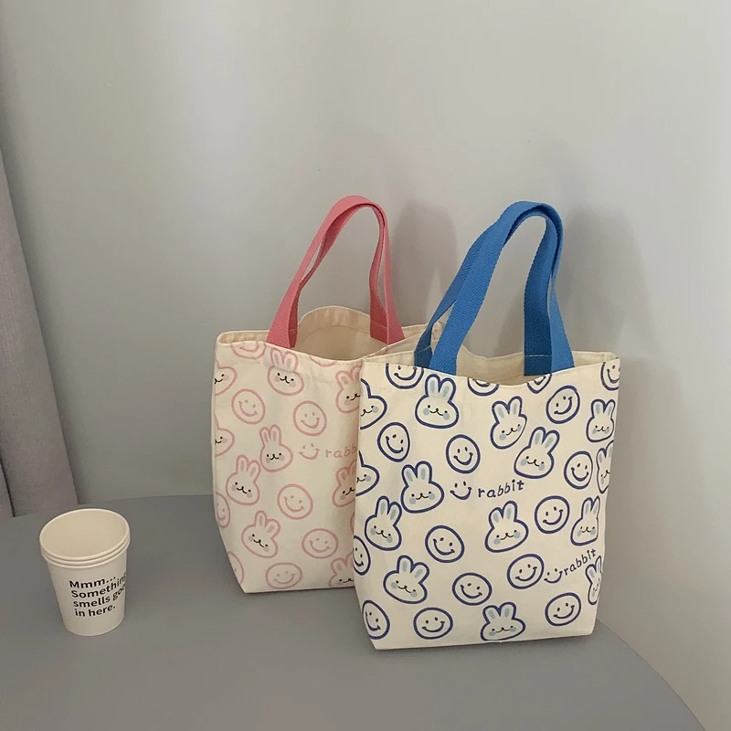 bolsa-de-lona-pequena-e-fofa-para-trabalho-e-passeios-formato-casual-de-balde-alca-macia-dobravel-com-estampa-de-desenho